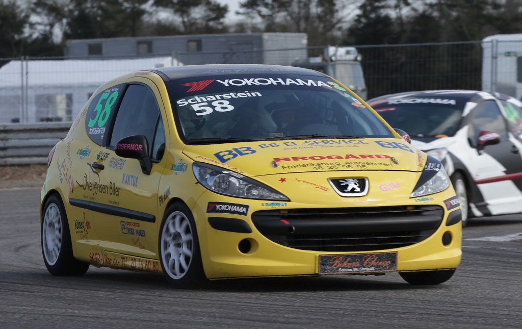 I Yokohama 1600 Challenge oldboys mesterskabet ligger Michael Scharstein(40p) stadig suverænt i front, han følges af Mark Backhausen(32p) og Leif Juhl(21p).
(Foto: Motorsporten.dk)